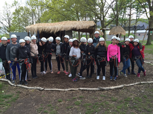 De store elevers tur til at komme p� klatrebanen